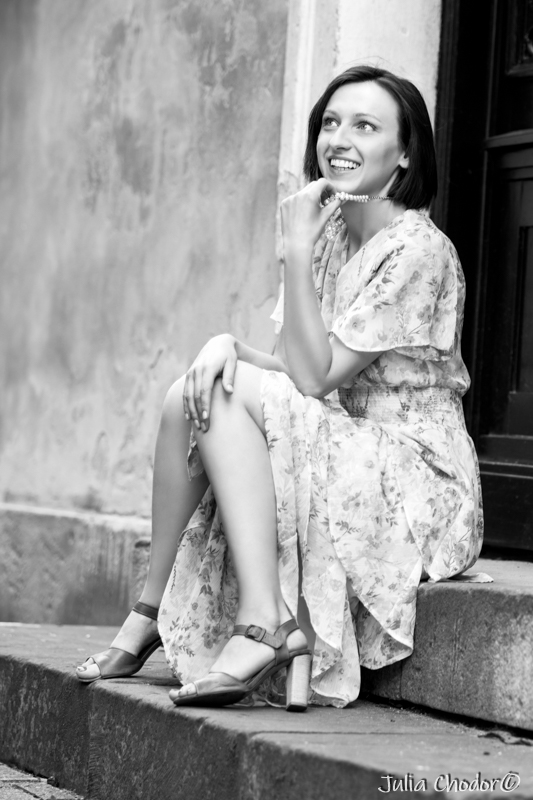 Artystyczna, elegancka, klimatyczna, ponadczasowa, kobieca sesja czarno-biała B&W w plenerze, w domu, Black and white, monochrome, timeless, moody, fine art photography, on-location, Photo: Julia Chodor