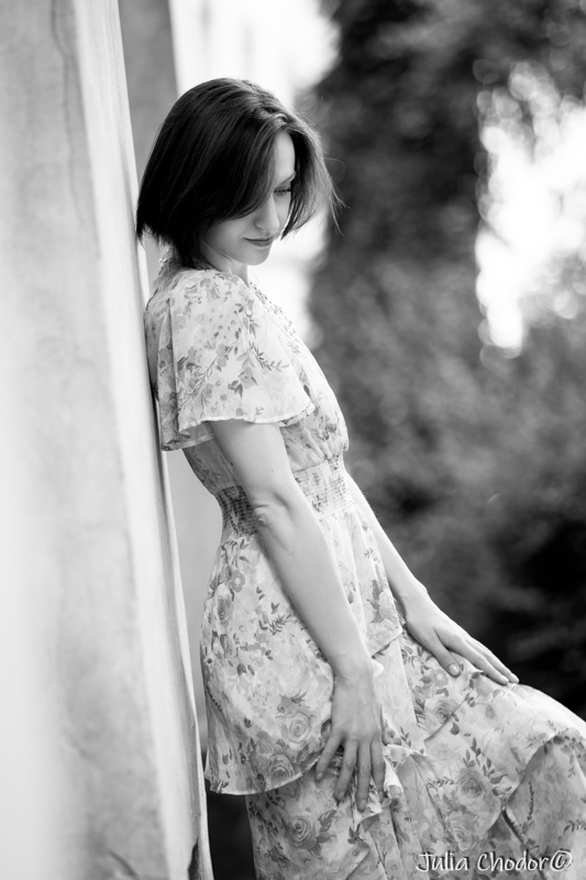 Artystyczna, elegancka, klimatyczna, ponadczasowa, kobieca sesja czarno-biała B&W w plenerze, w domu, Black and white, monochrome, timeless, moody, fine art photography, on-location, Photo: Julia Chodor