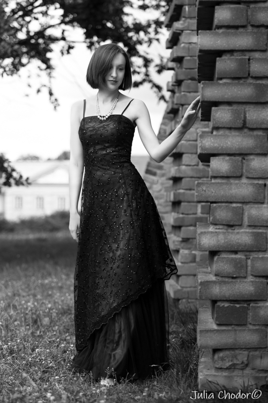 Artystyczna, elegancka, klimatyczna, ponadczasowa, kobieca sesja czarno-biała B&W w plenerze, w domu, Black and white, monochrome, timeless, moody, fine art photography, on-location, Photo: Julia Chodor