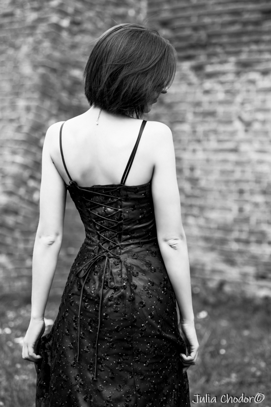 Artystyczna, elegancka, klimatyczna, ponadczasowa, kobieca sesja czarno-biała B&W w plenerze, w domu, Black and white, monochrome, timeless, moody, fine art photography, on-location, Photo: Julia Chodor