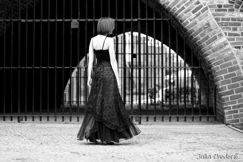 Artystyczna, elegancka, klimatyczna, ponadczasowa, kobieca sesja czarno-biała B&W w plenerze, w domu, Black and white, monochrome, timeless, moody, fine art photography, on-location, Photo: Julia Chodor