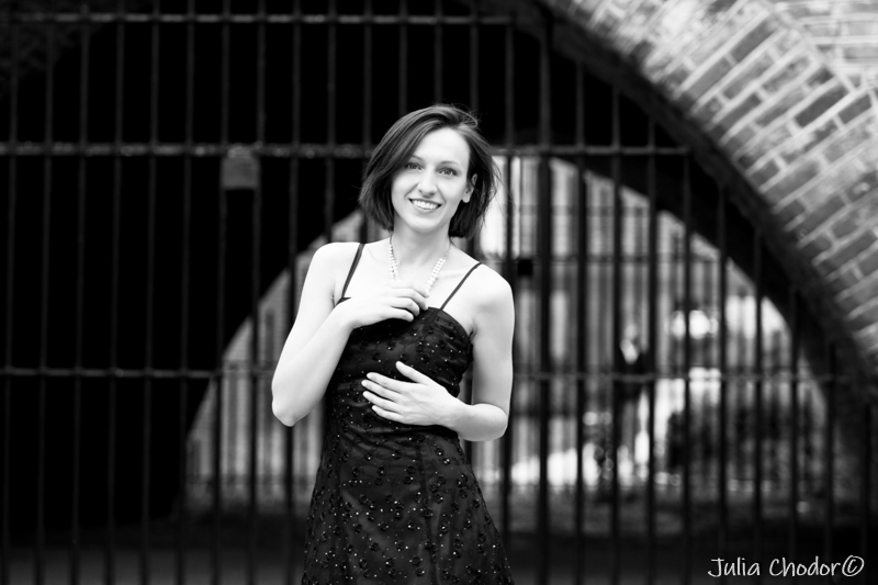 Artystyczna, elegancka, klimatyczna, ponadczasowa, kobieca sesja czarno-biała B&W w plenerze, w domu, Black and white, monochrome, timeless, moody, fine art photography, on-location, Photo: Julia Chodor