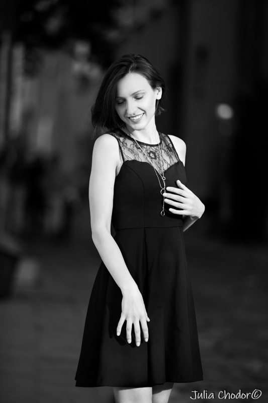 Artystyczna, elegancka, klimatyczna, ponadczasowa, kobieca sesja czarno-biała B&W w plenerze, w domu, Black and white, monochrome, timeless, moody, fine art photography, on-location, Photo: Julia Chodor