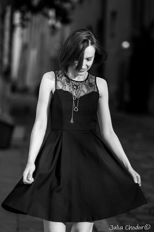 Artystyczna, elegancka, klimatyczna, ponadczasowa, kobieca sesja czarno-biała B&W w plenerze, w domu, Black and white, monochrome, timeless, moody, fine art photography, on-location, Photo: Julia Chodor