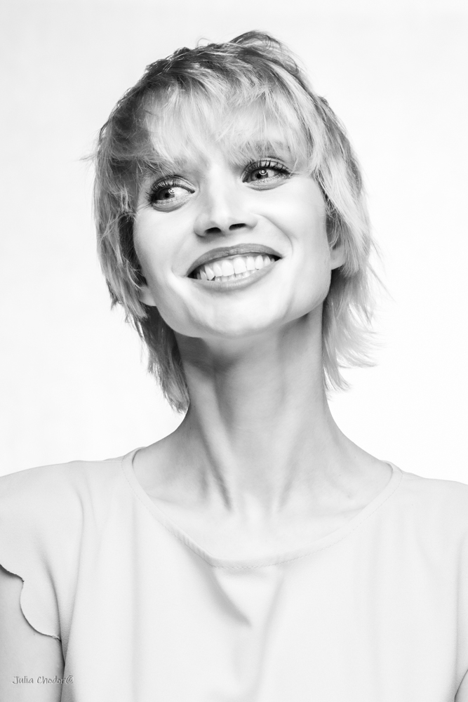 Artystyczna, elegancka, klimatyczna, ponadczasowa, kobieca sesja czarno-biała B&W w studio, Black and white, monochrome, timeless, moody, fine art photography, Photo: Julia Chodor