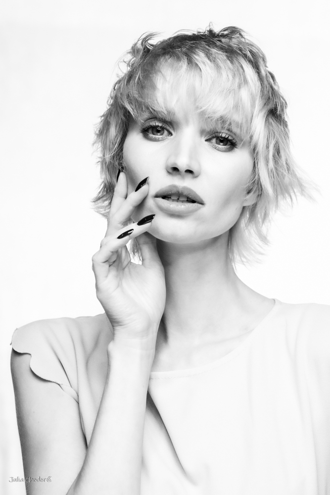 Artystyczna, elegancka, klimatyczna, ponadczasowa, kobieca sesja czarno-biała B&W w studio, Black and white, monochrome, timeless, moody, fine art photography, Photo: Julia Chodor