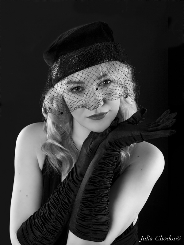 Artystyczna, elegancka, klimatyczna, ponadczasowa, kobieca sesja czarno-biała B&W w studio, Black and white, monochrome, timeless, moody, fine art photography, Photo: Julia Chodor