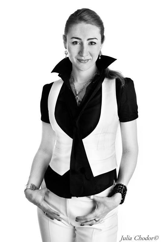 Artystyczna, elegancka, klimatyczna, ponadczasowa, kobieca sesja czarno-biała B&W w studio, Black and white, monochrome, timeless, moody, fine art photography, Photo: Julia Chodor